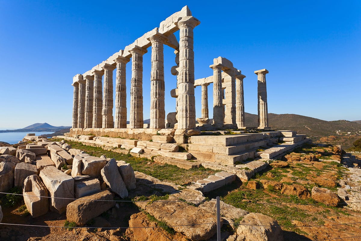 the-temple-of-poseidon-in-sounio-in-the-morning